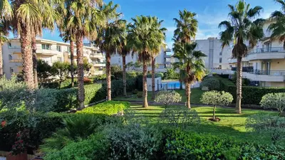 Jardin de l'établissement L'Atalante, 2 pièces 47m2 rénové résidence piscine