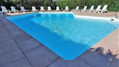 Piscine de l'établissement L'Atalante, 2 pièces 47m2 rénové résidence piscine ou située à proximité