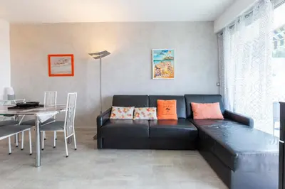 Coin salon dans l'établissement Florida 35m studio with sea views close to the Croisette