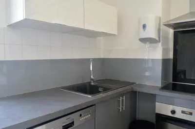 Cuisine ou kitchenette dans l'établissement Elegant & Luminous 2-BR - Antibes City Center