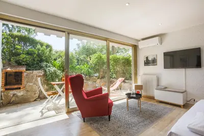 Télévision ou salle de divertissement dans l'établissement Studio A/C La Californie with patio by Olidesi