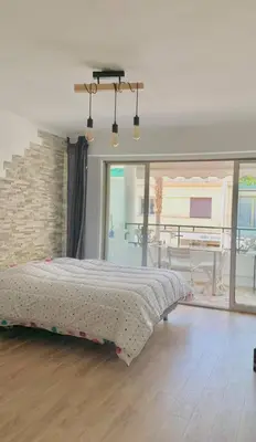 Un ou plusieurs lits dans un hébergement de l'établissement Charmant studio juan les pins: 30 mètres de la mer
