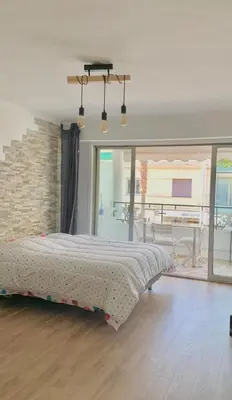 Un ou plusieurs lits dans un hébergement de l'établissement Charmant studio juan les pins: 30 mètres de la mer