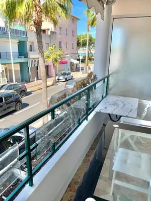 Balcon ou terrasse dans l'établissement Charmant studio juan les pins: 30 mètres de la mer