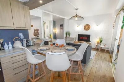 Cuisine ou kitchenette dans l'établissement Le Pied Dans L'eau - Parking - Bord de mer - Hippodrome