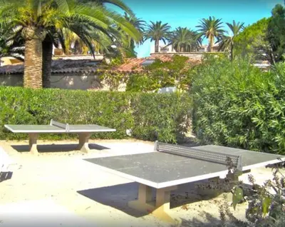 Jardin de l'établissement T2 A/C côte d'Azur, piscine, plage á 350m, WIFI
