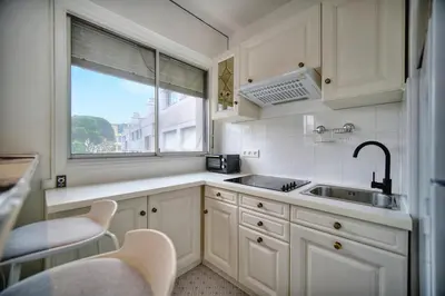Cuisine ou kitchenette dans l'établissement IMMOGROOM - Cosy - Californie - Proximité de tout