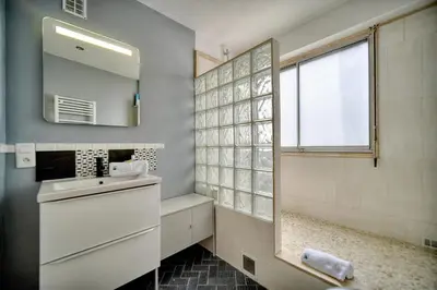 Salle de bains dans l'établissement IMMOGROOM - Cosy - Californie - Proximité de tout