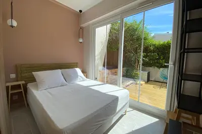 Un ou plusieurs lits dans un hébergement de l'établissement Jardin Secret idéal congres et vacances LIVE IN CANNES