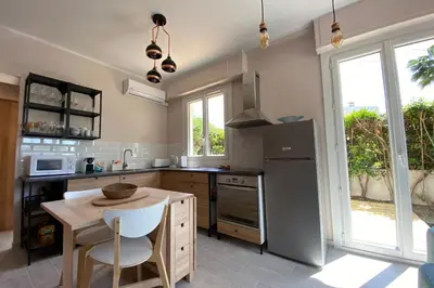 Cuisine ou kitchenette dans l'établissement Jardin Secret idéal congres et vacances LIVE IN CANNES