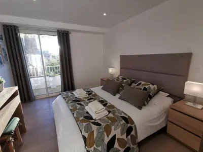 Un ou plusieurs lits dans un hébergement de l'établissement CHESTER Riviera Escape - Appartement calme, terrasse & clim proche Croisette et centre