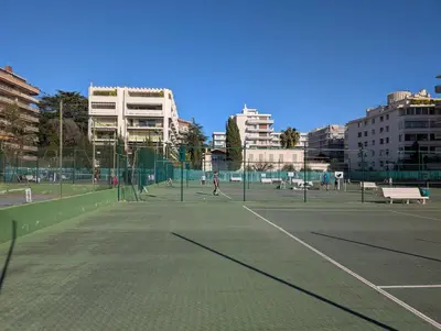 Tennis ou squash au sein de l'appartement ou à proximité
