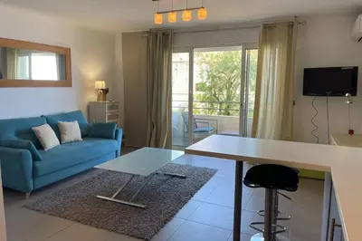Télévision ou salle de divertissement dans l'établissement Fully equipped beachfront studio in the heart of the city center bd Leclerc