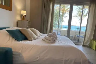 Un ou plusieurs lits dans un hébergement de l'établissement Fully equipped beachfront studio in the heart of the city center bd Leclerc