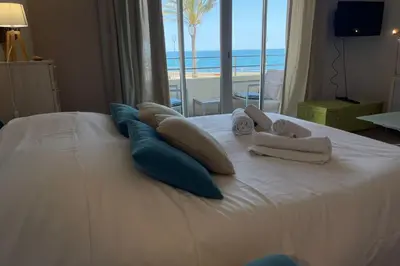 Un ou plusieurs lits dans un hébergement de l'établissement Fully equipped beachfront studio in the heart of the city center bd Leclerc