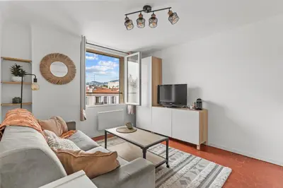Télévision ou salle de divertissement dans l'établissement Cosy Studio, Cannes centre