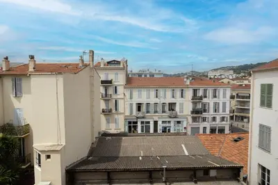 Vue générale sur Cannes ou vue de la ville depuis l'appartement