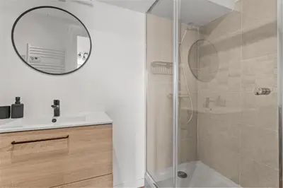 Salle de bains dans l'établissement Cosy Studio, Cannes centre
