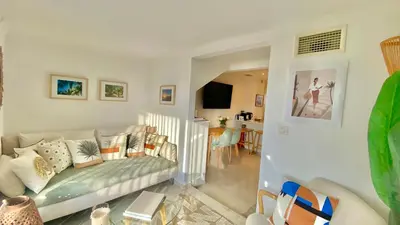 Télévision ou salle de divertissement dans l'établissement LOFT CROISETTE VUE Mer