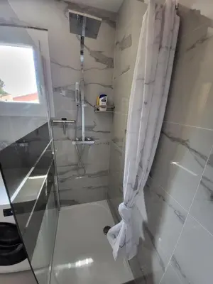 Salle de bains dans l'établissement T3 avec magnifique vue montagne, 3 étoiles, piscine et parking, clim