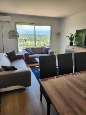 Coin salon dans l'établissement T3 avec magnifique vue montagne, 3 étoiles, piscine et parking, clim
