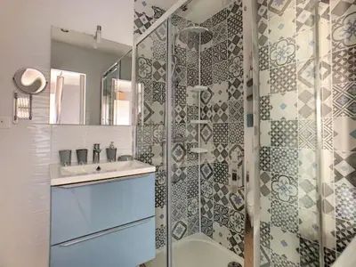Salle de bains dans l'établissement Juan Les Pins Centre - Studio Neuf Avec Terrasse - 3 Mins Des Plages - Jazz Apartment