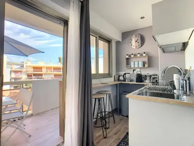 Cuisine ou kitchenette dans l'établissement Juan Les Pins Centre - Studio Neuf Avec Terrasse - 3 Mins Des Plages - Jazz Apartment