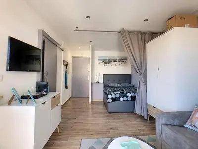 Télévision ou salle de divertissement dans l'établissement Juan Les Pins Centre - Studio Neuf Avec Terrasse - 3 Mins Des Plages - Jazz Apartment