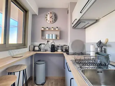 Cuisine ou kitchenette dans l'établissement Juan Les Pins Centre - Studio Neuf Avec Terrasse - 3 Mins Des Plages - Jazz Apartment
