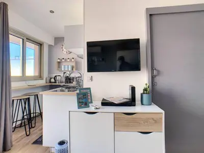 Cuisine ou kitchenette dans l'établissement Juan Les Pins Centre - Studio Neuf Avec Terrasse - 3 Mins Des Plages - Jazz Apartment