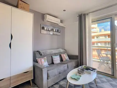 Coin salon dans l'établissement Juan Les Pins Centre - Studio Neuf Avec Terrasse - 3 Mins Des Plages - Jazz Apartment