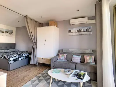 Coin salon dans l'établissement Juan Les Pins Centre - Studio Neuf Avec Terrasse - 3 Mins Des Plages - Jazz Apartment