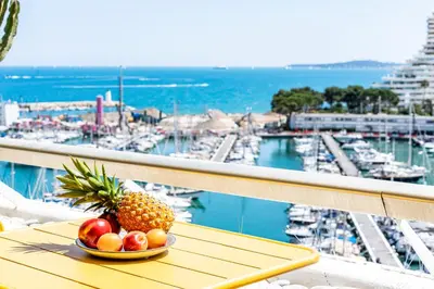Vue générale sur la mer ou vue sur la mer prise depuis l'appartement