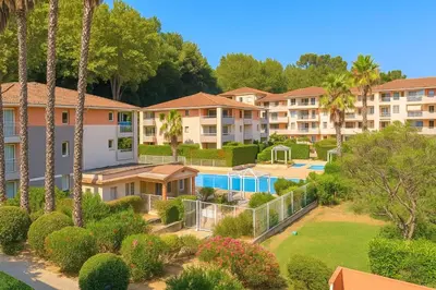 Piscine de l'établissement Appartement 4 personnes avec piscine, tennis, proche de la mer ou située à proximité