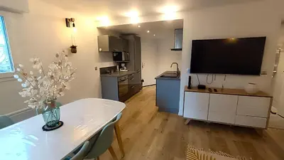 Télévision ou salle de divertissement dans l'établissement Appartement 4 personnes avec piscine, tennis, proche de la mer