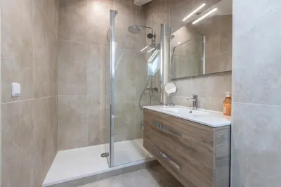 Salle de bains dans l'établissement LB Vacation Rentals I Duplex Commandant Andre 65m2 I Casa d'Azur