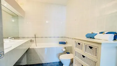 Salle de bains dans l'établissement Cannes : superbe terrasse rue d'Antibes