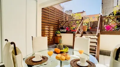 Balcon ou terrasse dans l'établissement Cannes : superbe terrasse rue d'Antibes