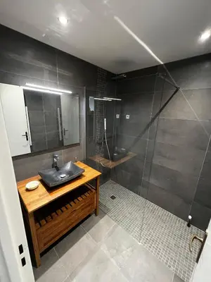 Salle de bains dans l'établissement Modern 60m2 apartment with 2 balconies, at 50 meters from sea