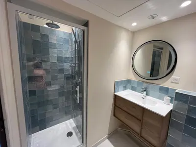 Salle de bains dans l'établissement Appartement sur la Pinède à Juan les pins