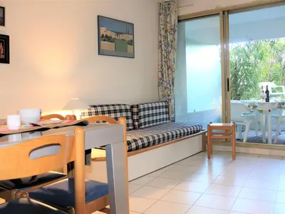 Coin salon dans l'établissement Appartement 3P en RDJ avec Jardin, accès plage direct, 4 à 6 couchages - Villeneuve-Loubet Plage - FR-1-252A-73