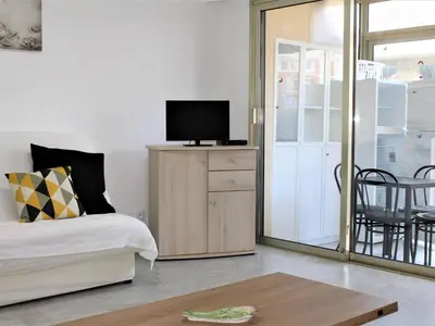 Télévision ou salle de divertissement dans l'établissement Studio en RDJ avec jardin, plage à 3m, clim et parking, Villeneuve-Loubet - FR-1-252A-74