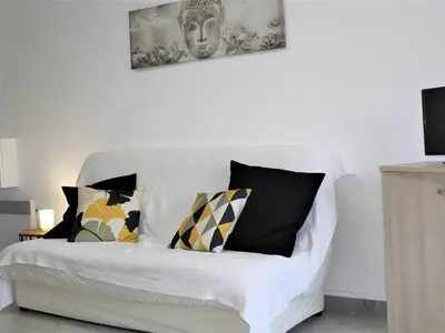 Un ou plusieurs lits dans un hébergement de l'établissement Studio en RDJ avec jardin, plage à 3m, clim et parking, Villeneuve-Loubet - FR-1-252A-74