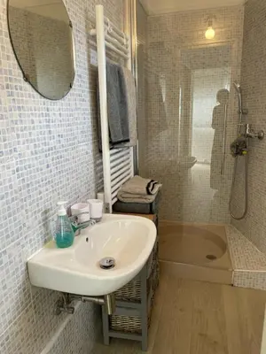 Salle de bains dans l'établissement Charmante maison