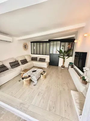 Télévision ou salle de divertissement dans l'établissement Charmante maison