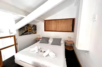 Un ou plusieurs lits dans un hébergement de l'établissement Studio avec mezzanine dans le coeur du vieil Antibes wifi climatisation
