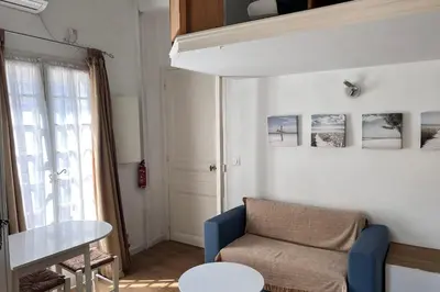 Coin salon dans l'établissement Studio avec mezzanine dans le coeur du vieil Antibes wifi climatisation