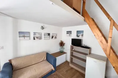 Télévision ou salle de divertissement dans l'établissement Studio avec mezzanine dans le coeur du vieil Antibes wifi climatisation