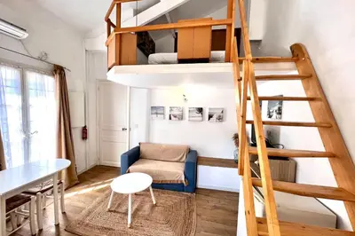 Coin salon dans l'établissement Studio avec mezzanine dans le coeur du vieil Antibes wifi climatisation