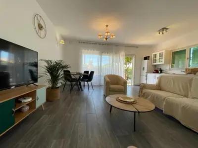 Télévision ou salle de divertissement dans l'établissement 2 pièces en RDJardin avec 2 grands Terrasses